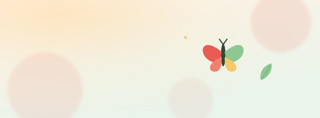 Un papillon aux ailes vertes et corail et une feuille : la kinésiologie, une approche douce du pipi au lit.