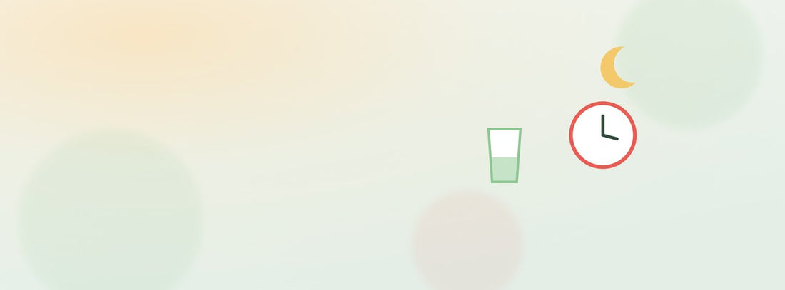 Un verre d'eau et une horloge du soir : gérer les boissons et le rythme avant le coucher.