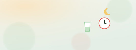 Un verre d'eau et une horloge du soir : gérer les boissons et le rythme avant le coucher.